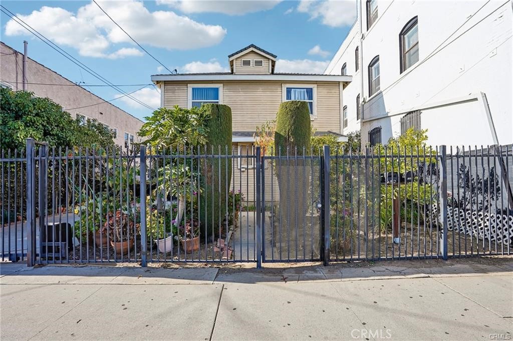 Duplex at 1503 W Adams