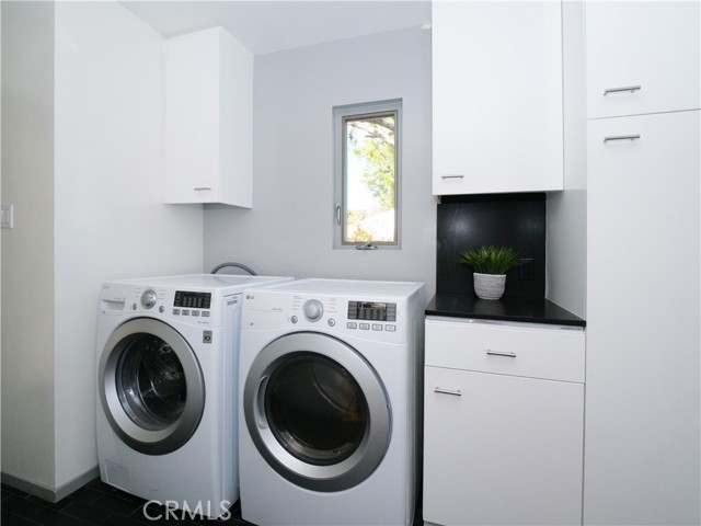 Laundry room with plenty of storage