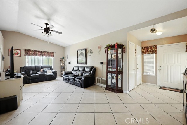 769 Harding, Hemet CA: https://media.crmls.org/medias/9c09889b-e125-4021-b3ae-d20dc89f7621.jpg