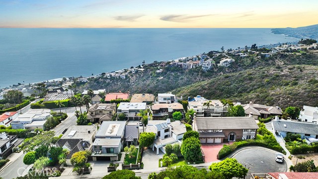 741 Marlin, Laguna Beach CA: https://media.crmls.org/medias/9c0a7809-9693-4f1b-a574-846c7899cc30.jpg