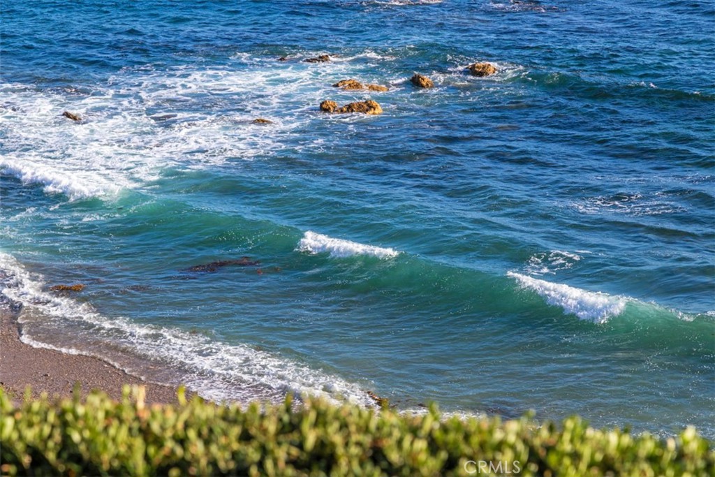 https://media.crmls.org/medias/9c0ecddd-0f97-4fe3-96d9-32392fbc065d.jpg?preset=X-Large