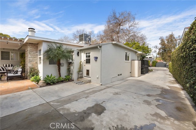 10340 Margate Street, North Hollywood CA: https://media.crmls.org/medias/9c130702-0b6a-4ede-b100-49d1c7336990.jpg