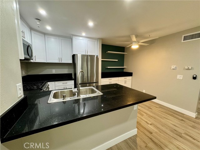 Detail Gallery Image 4 of 23 For 18232 Parkview Ln #107,  Huntington Beach,  CA 92648 - 1 Beds | 1 Baths