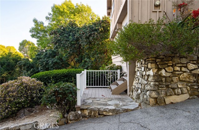 Exterior entrance to Enclosed porch and family room