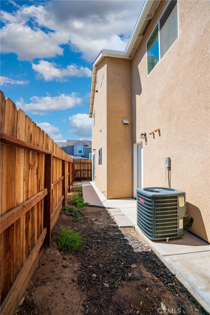https://media.crmls.org/medias/9c1616a5-f978-47c2-b840-43176a46e03b.jpg?preset=X-Large