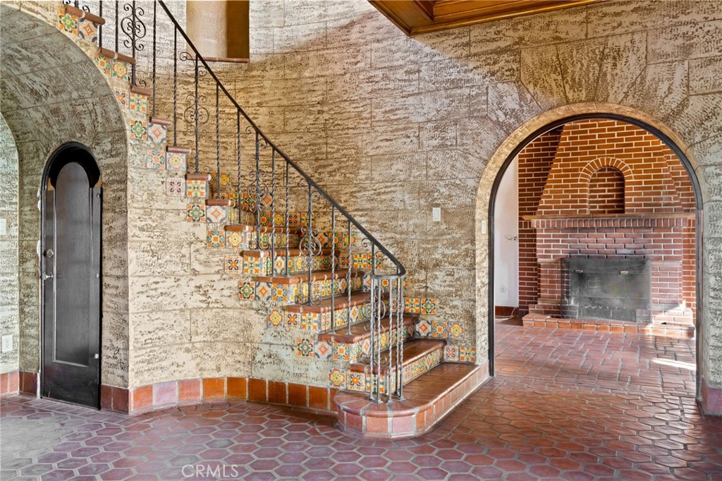 https://media.crmls.org/medias/9c1b3501-7d70-4ca3-be16-b7e3c6d77eb4.jpg?preset=X-Large