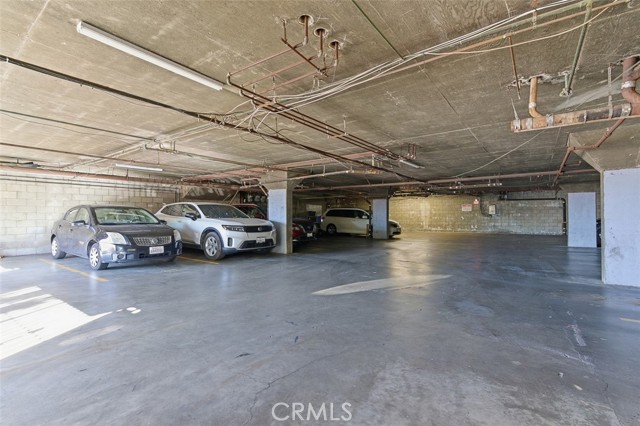 Image 18 of 26 For 939 College  