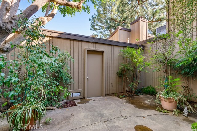 242 N Orange Grove Boulevard, Pasadena CA: https://media.crmls.org/medias/9c1f84e1-4c83-4e43-9a88-afc9c9544470.jpg