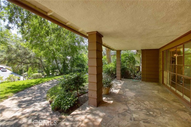 1075 Pine Oak Lane, Pasadena CA: https://media.crmls.org/medias/9c2486d4-b8a5-485b-976c-c7b5651e2b76.jpg
