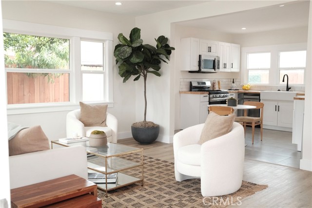 3222 E 10th Street, Long Beach CA: https://media.crmls.org/medias/9c258266-1d11-4dc0-86a0-b52ac21727a2.jpg