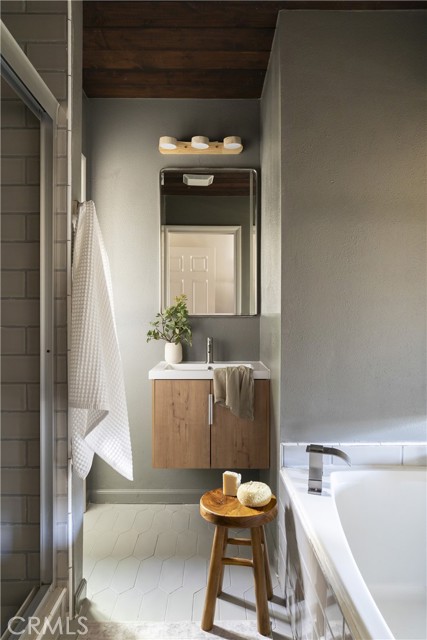 Detail Gallery Image 10 of 29 For 28000 West Shore Dr, Lake Arrowhead,  CA 92352 - 4 Beds | 3/1 Baths