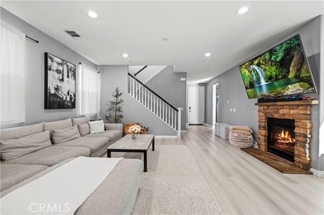Detail Gallery Image 7 of 60 For 24106 Village Cir, Valencia,  CA 91354 - 4 Beds | 3 Baths