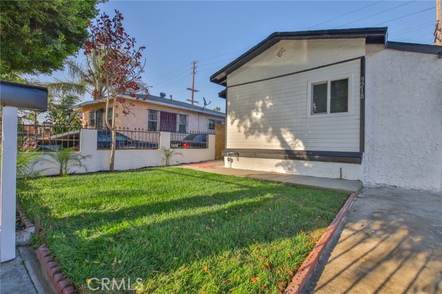 9218 Hooper Avenue, Los Angeles CA: https://media.crmls.org/medias/9c2a8c6b-f254-4f16-a1c8-883bd3332d6d.jpg