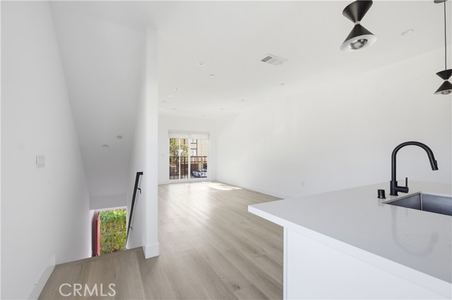 Detail Gallery Image 5 of 18 For 21721 Hart, Canoga Park,  CA 91303 - 3 Beds | 2 Baths