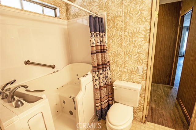 Guest bath room with safe-step jetted tub