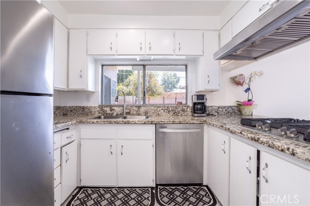 Detail Gallery Image 9 of 27 For 27852 Rosamond, Canyon Country,  CA 91351 - 4 Beds | 2 Baths