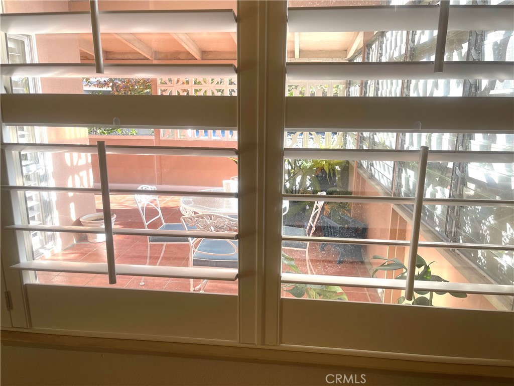 https://media.crmls.org/medias/9c35de14-54d6-46be-9900-63e9d68dbf3a.jpg?preset=X-Large