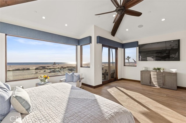 310 E Oceanfront, Newport Beach CA: https://media.crmls.org/medias/9c377d4f-665e-41ed-85ad-69abc7cbd0cc.jpg