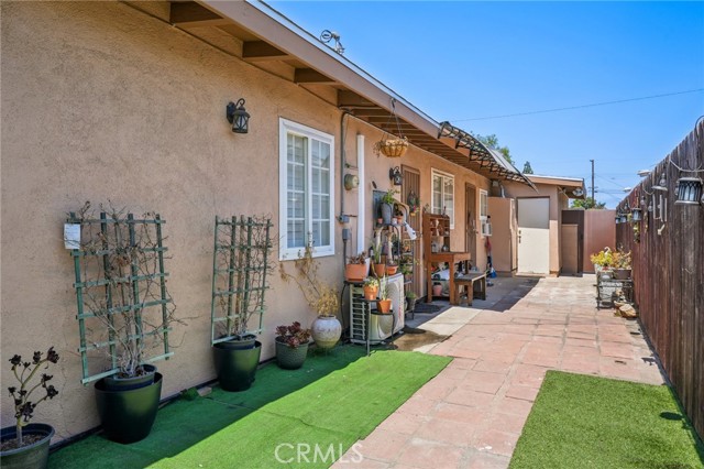 9642 Aero Drive, Pico Rivera CA: https://media.crmls.org/medias/9c38b1e4-80d5-406a-8e47-0e3c771f1787.jpg