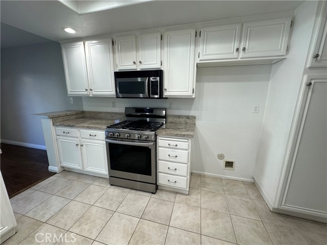 Detail Gallery Image 8 of 34 For 2211 Carob, Tustin,  CA 92782 - 3 Beds | 2/1 Baths