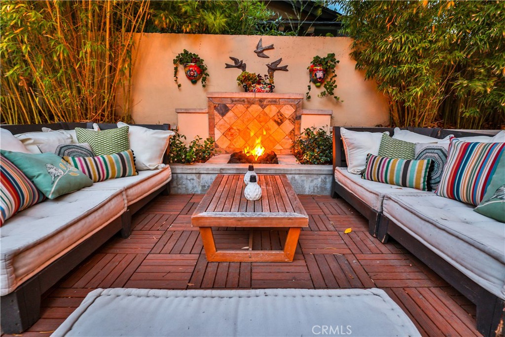 https://media.crmls.org/medias/9c3c66db-6899-42d3-8c80-017f76164d70.jpg?preset=X-Large