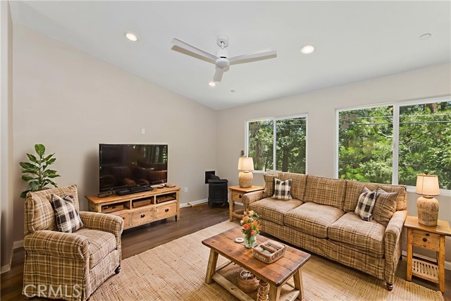 Detail Gallery Image 5 of 32 For 730 Hwy 138, Crestline,  CA 92325 - 2 Beds | 2 Baths