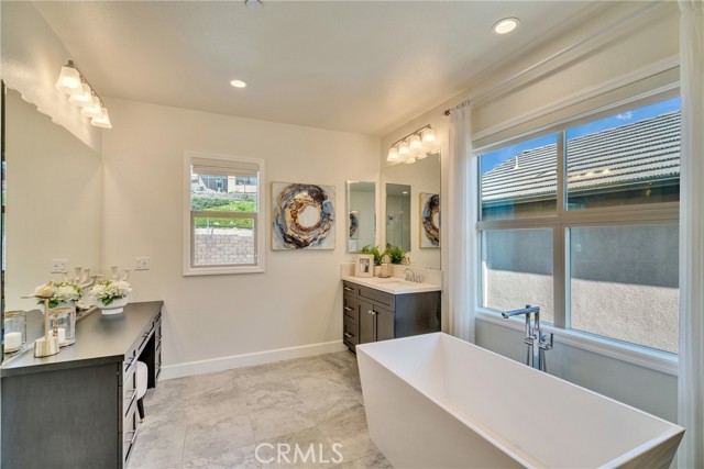 5437 Heritage Oak Drive, Lake Forest CA: https://media.crmls.org/medias/9c3e787e-42e0-4cb2-b35f-c208ef8e9d83.jpg