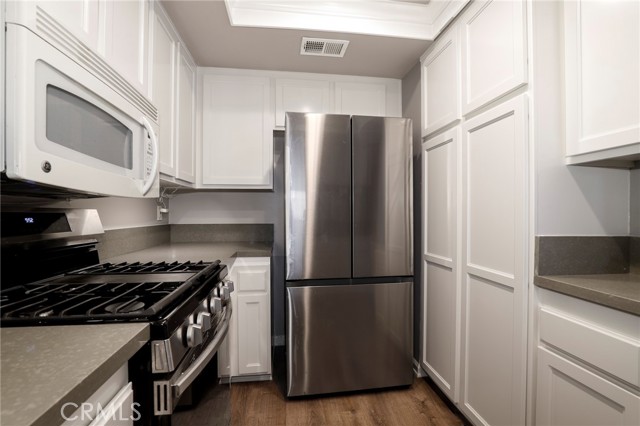 87 Mcafee Court, Thousand Oaks CA: https://media.crmls.org/medias/9c404dca-f99b-423a-a4cd-0fe4e4fc7a93.jpg
