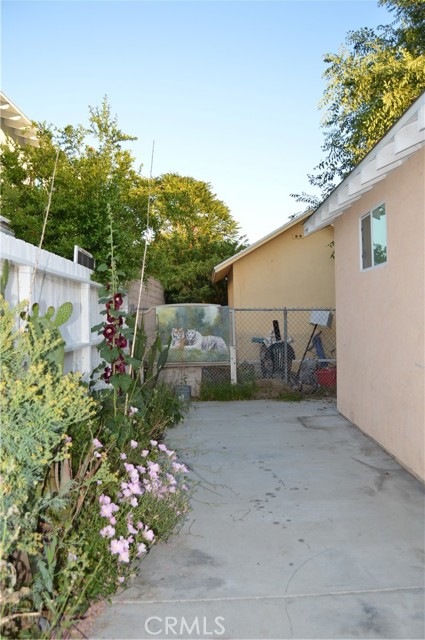 24758 Chestnut St, Newhall CA: https://media.crmls.org/medias/9c45e6e0-a0e8-4f7f-9d3b-9a15355dc0a7.jpg