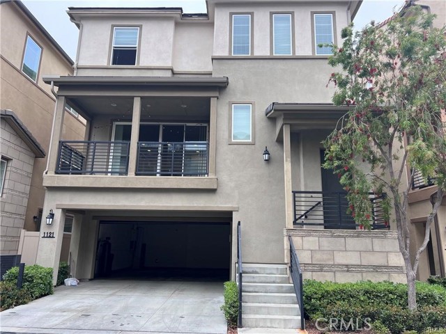 1121 Livingston LN