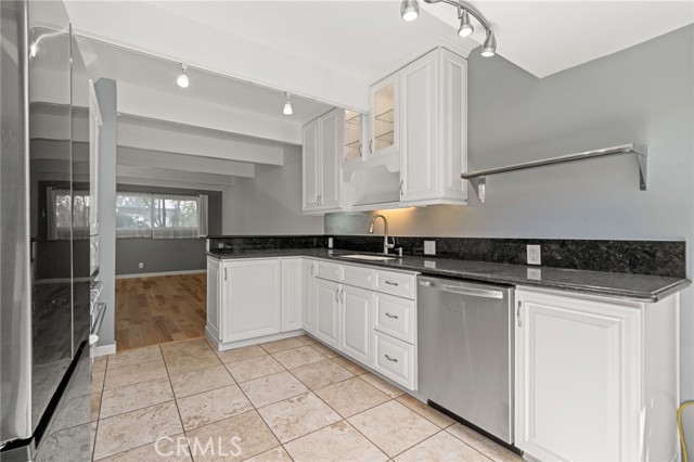 4040 Grand View Blvd, Los Angeles CA: https://media.crmls.org/medias/9c47acce-499f-46e0-9e21-cbccf38968ba.jpg