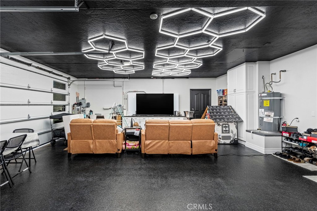https://media.crmls.org/medias/9c487b3d-4752-45e7-948e-ef7308e8a9f2.jpg?preset=X-Large