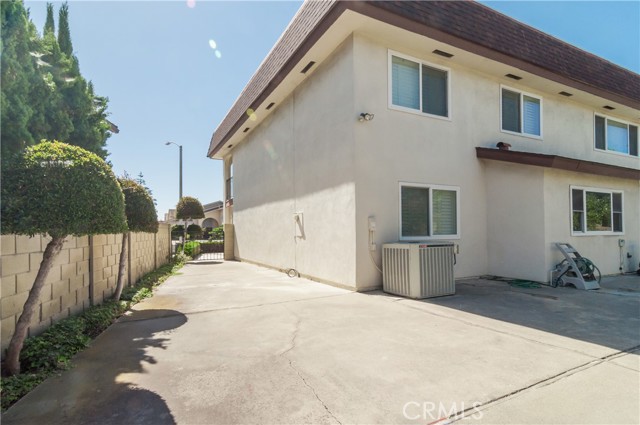 15562 Wild Cherry Circle, Huntington Beach CA: https://media.crmls.org/medias/9c4d6622-9482-46fa-a5b6-bc68e06f22a4.jpg