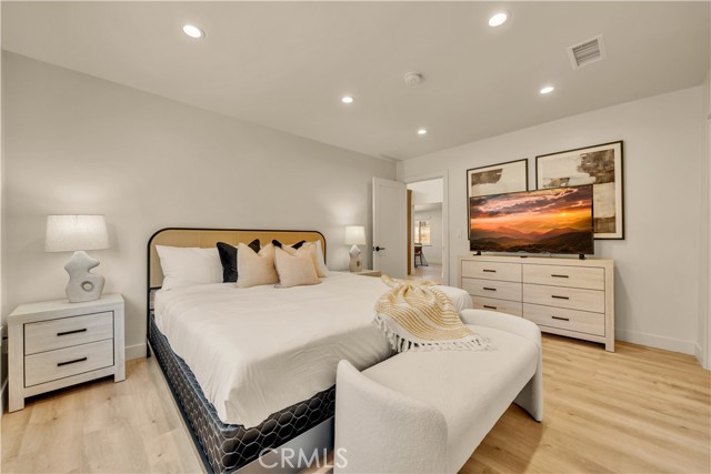 6 Bed Home for Sale in Van Nuys, California