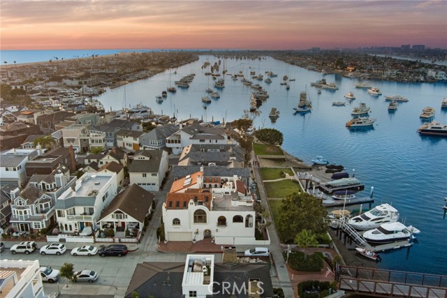 Detail Gallery Image 2 of 36 For 501 W Edgewater Ave, Newport Beach,  CA 92661 - 3 Beds | 3/1 Baths