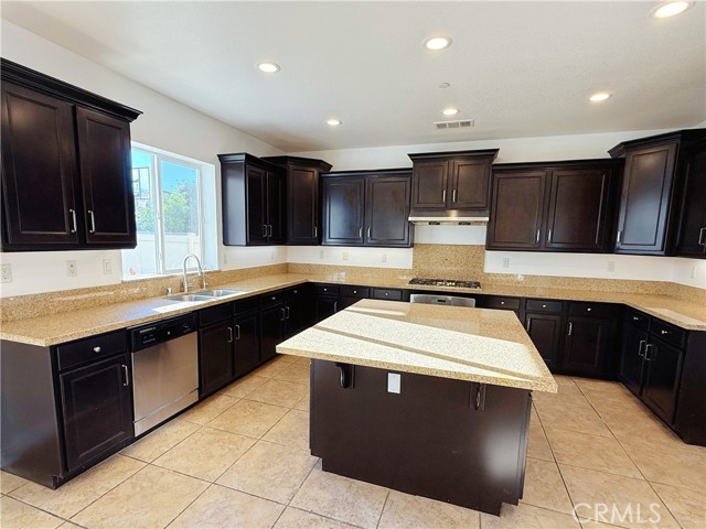 Detail Gallery Image 5 of 15 For 6870 Tourmaline Dr, Corona,  CA 92880 - 5 Beds | 3 Baths