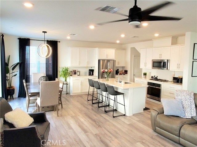 Detail Gallery Image 4 of 23 For 16229 Castello #6,  Fontana,  CA 92336 - 4 Beds | 2/1 Baths