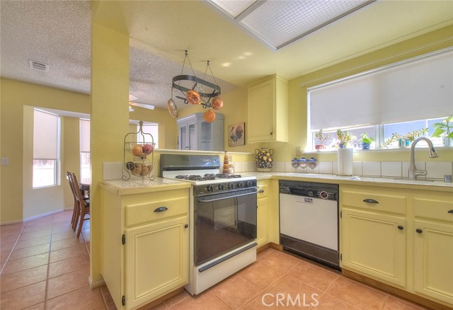 Detail Gallery Image 11 of 49 For 12437 Goldstone, Victorville,  CA 92392 - 3 Beds | 2 Baths