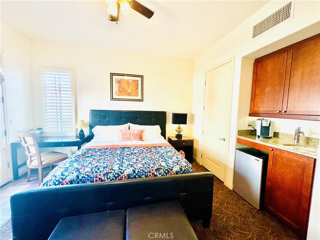 https://media.crmls.org/medias/9c5931db-dad3-4080-9033-d7be2745db7c.jpg?preset=X-Large
