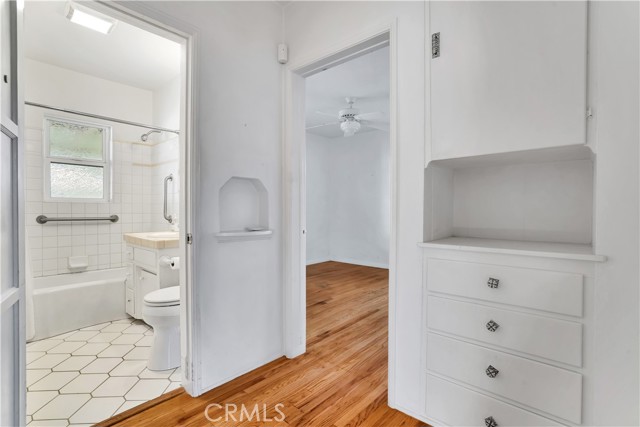 Detail Gallery Image 13 of 30 For 5239 Comercio Ave, Woodland Hills,  CA 91364 - 2 Beds | 1 Baths