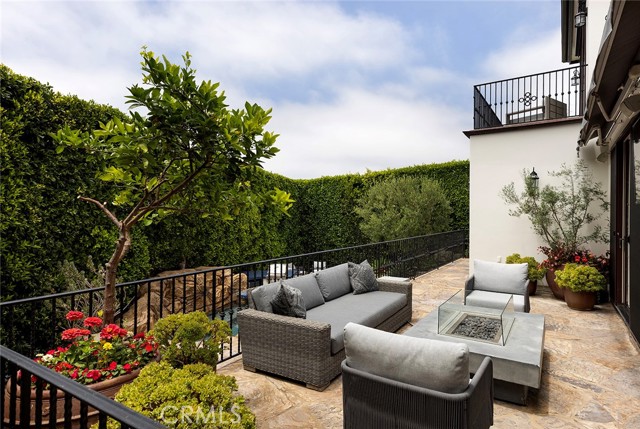 420 De Sola Terrace, Corona del Mar CA: https://media.crmls.org/medias/9c5ccc32-10c7-4e60-b68a-54f729b381de.jpg