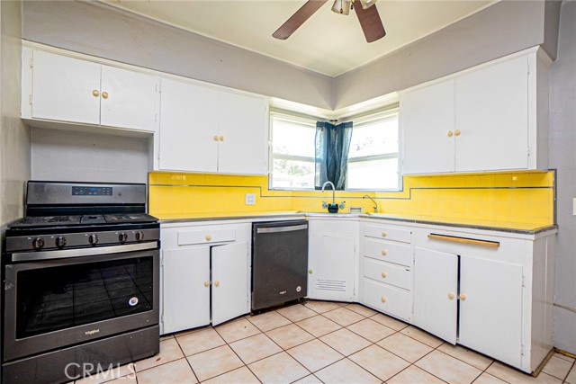 987 W 23rd Street, San Bernardino CA: https://media.crmls.org/medias/9c5ee36b-3ba3-4001-a0e8-e13c15cba3f2.jpg