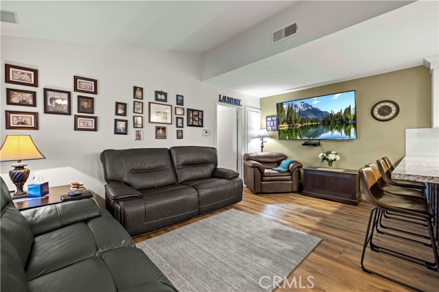 Detail Gallery Image 2 of 41 For 19160 Avenue of the Oaks #B,  Newhall,  CA 91321 - 2 Beds | 1 Baths