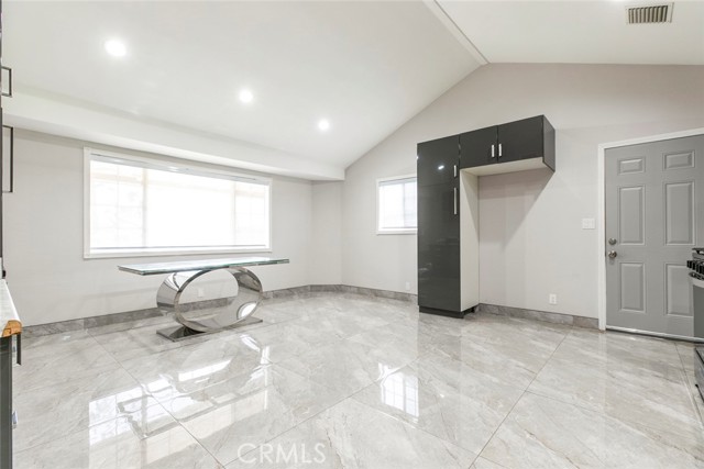 10019 Norwich Avenue, Mission Hills (San Fernando) CA: https://media.crmls.org/medias/9c600dfb-87c0-48db-9183-f707c30b0f6a.jpg