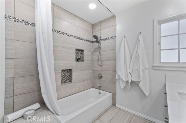 Detail Gallery Image 22 of 44 For 17008 Hartland St, Lake Balboa,  CA 91406 - 4 Beds | 2 Baths