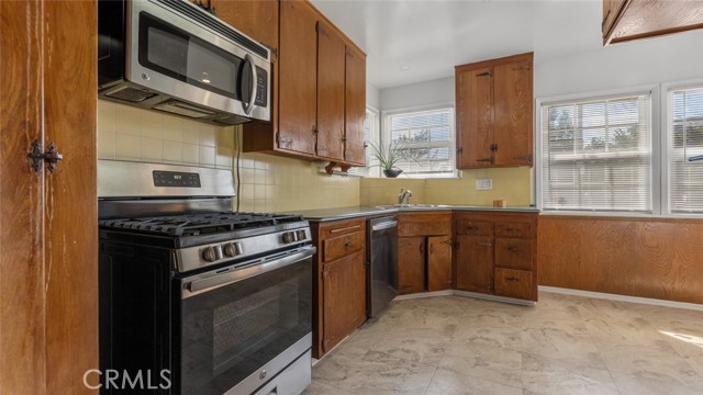 Detail Gallery Image 22 of 35 For 19349 Friar St, Tarzana,  CA 91335 - 3 Beds | 2 Baths