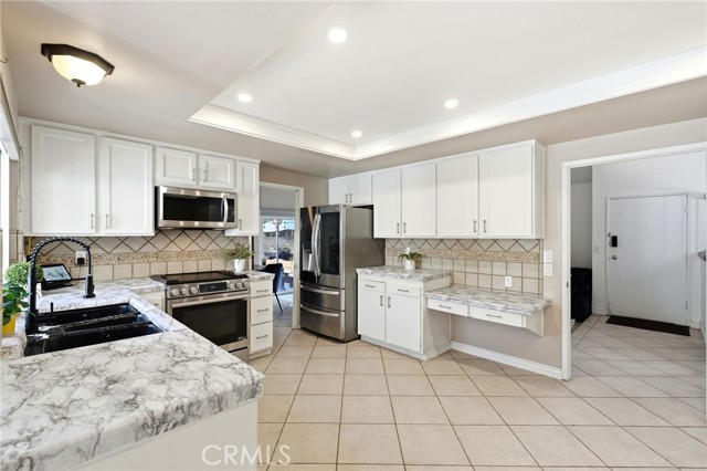 Detail Gallery Image 10 of 41 For 23943 via Flamenco, Valencia,  CA 91355 - 5 Beds | 3 Baths