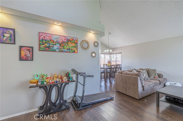 Detail Gallery Image 9 of 39 For 3336 E Avenue Q10, Palmdale,  CA 93550 - 4 Beds | 3 Baths