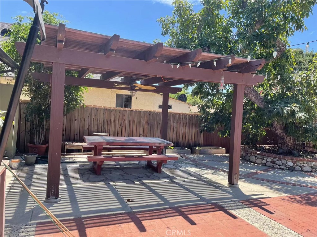 https://media.crmls.org/medias/9c6980b5-ad66-42dc-b058-76d24831048a.jpg?preset=X-Large