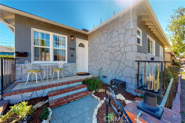 Detail Gallery Image 3 of 35 For 7648 Ostrom Ave, Lake Balboa,  CA 91406 - 4 Beds | 3 Baths